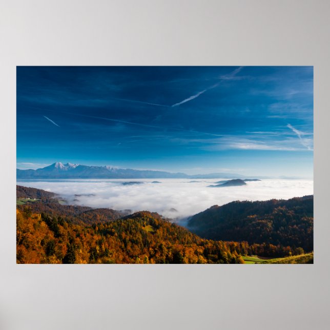 Póster Montañas de otoño y niebla en el valle (Frente)