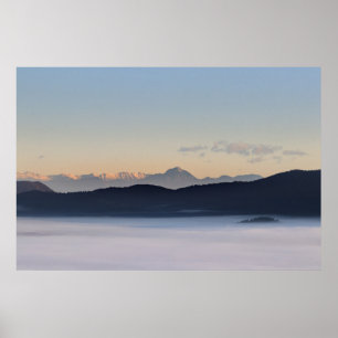 Póster Montañas eslovenas y niebla matutina en el valle