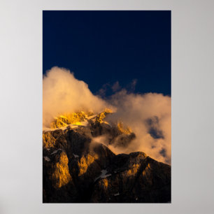 Póster Montañas iluminadas por el sol cubiertas de nubes