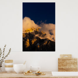 Póster Montañas iluminadas por el sol cubiertas de nubes