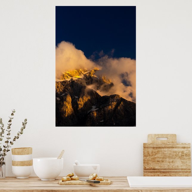 Póster Montañas iluminadas por el sol cubiertas de nubes (Cocina)