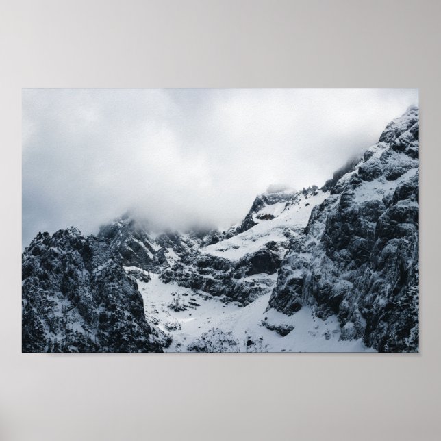 Póster Montañas majestuosas bajo las nubes (Frente)