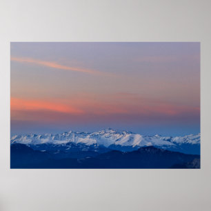 Póster Montañas nevadas con un cielo mágico