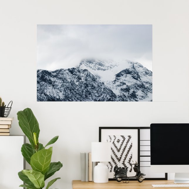 Póster Montañas nevadas impresionantes cubiertas de nubes (Oficina en casa)