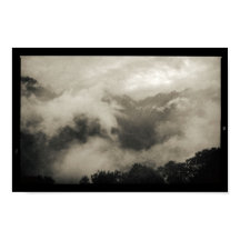 Montañas Niebla cubierta Paisaje Oscuro y Moody