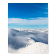 Montañas que emergen de las nubes