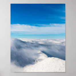 Póster Montañas que emergen de las nubes