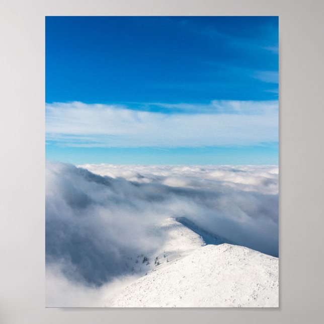 Póster Montañas que emergen de las nubes (Frente)