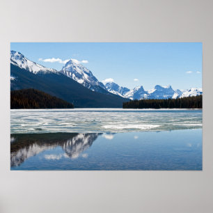 Póster montañas rocosas reflejadas en el lago Maligne
