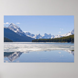 Póster montañas rocosas reflejadas en el lago Maligne