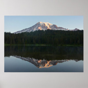 Póster Monte Rainier Reflejado Amanecer I