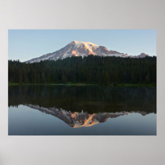 Póster Monte Rainier Reflejado Amanecer I