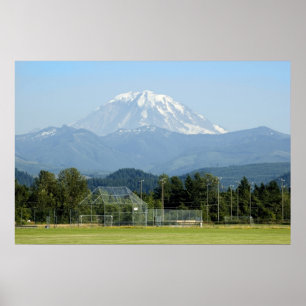 Póster Monte Rainier se eleva sobre el campo de fútbol