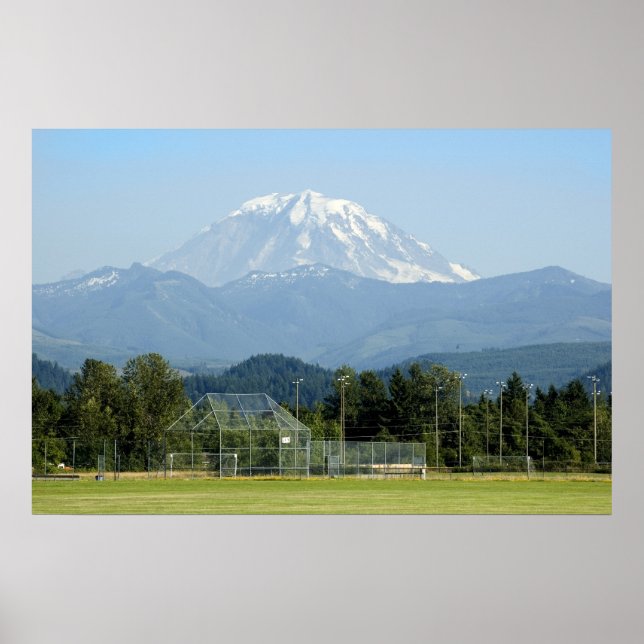 Póster Monte Rainier se eleva sobre el campo de fútbol (Frente)