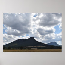 Montes de esturión y abrupto bajo nubes dramáticas
