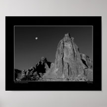 Moon Over Arches Spire Monocromo