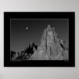 Póster Moon Over Arches Spire Monocromo