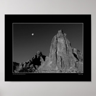 Póster Moon Over Arches Spire Monocromo