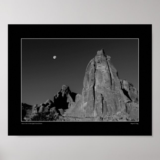 Póster Moon Over Arches Spire Monocromo (Frente)