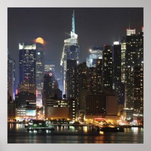Póster Moon rises over midtown New York.