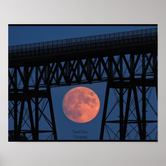 Póster Moon Rising bajo el puente Walkway (Frente)