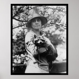 Póster Mrs. Calvin Coolidge with her Raccoon 1923