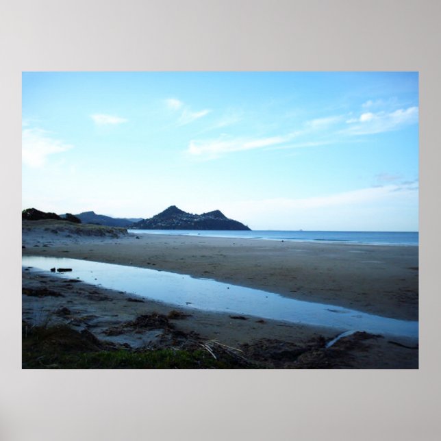 Póster Mt Paku en la playa de Pauanui (Frente)