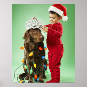 Póster Muchacho joven que envuelve luces de navidad