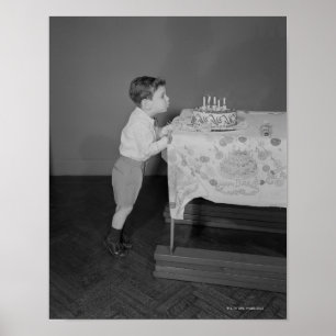 Póster Muchacho que sopla hacia fuera velas