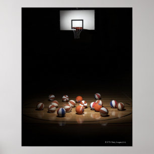 Póster Muchos baloncestos que descansan sobre el piso