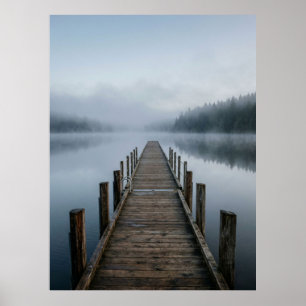 Póster Muelle de madera del lago brumoso vista tranquila