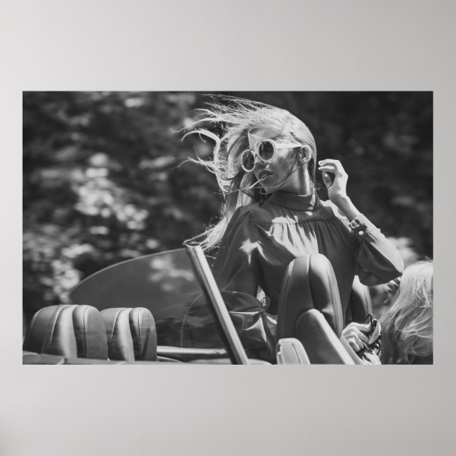 Póster Mujer bonito en auto convertible (Frente)