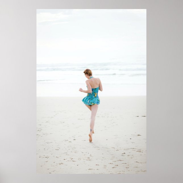 Póster Mujer caminando cerca de la playa (Frente)