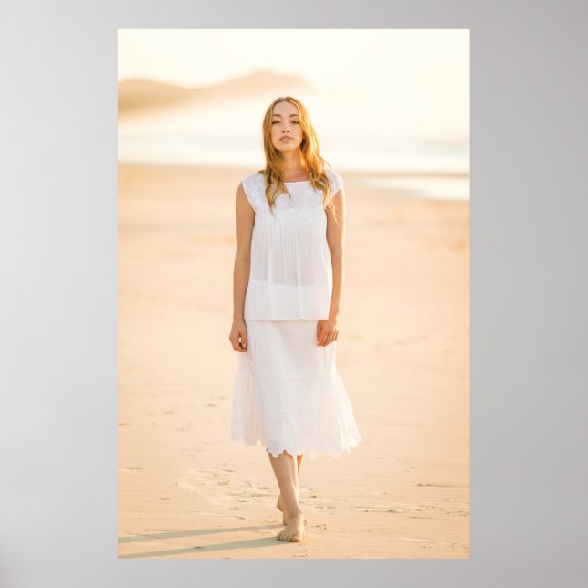 Póster Mujer caminando en la orilla (Frente)