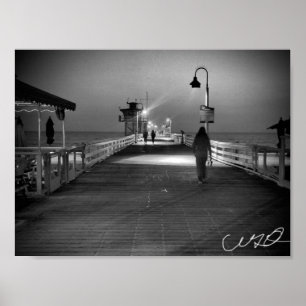 Póster Mujer caminando por el muelle. San Clemente B&W