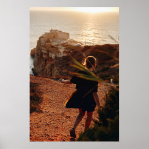 Póster Mujer caminando sobre piedra