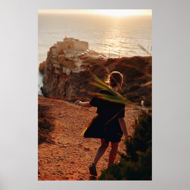 Póster Mujer caminando sobre piedra (Frente)