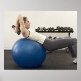 Póster Mujer con balón de ejercicios y pesos de mano