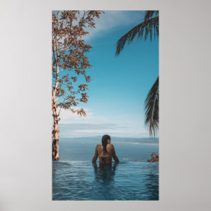 Póster Mujer con bikini negro nadando en el cuerpo de