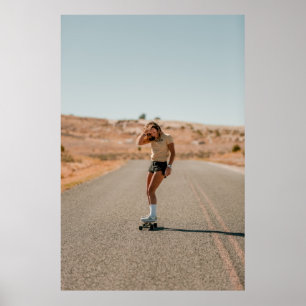 Póster Mujer con camisa blanca corriendo por la carretera