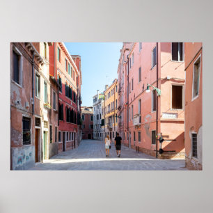 Póster Mujer con chaqueta negra caminando por la acera en