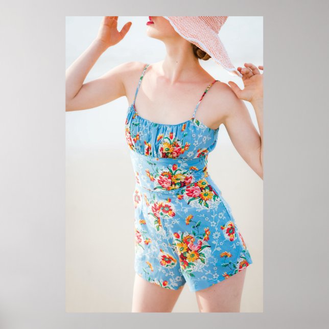 Póster Mujer con enterizos de flores azules y gorra marró (Frente)