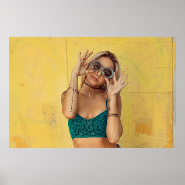 Póster Mujer con morena azul sosteniendo gafas de sol pon (Frente)