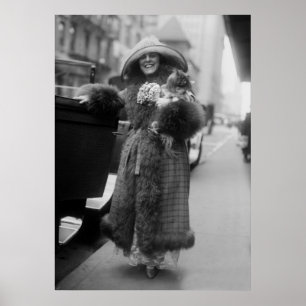 Póster Mujer con pekingés, a principios del siglo XX