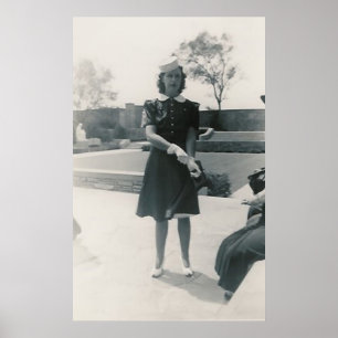 Póster Mujer con poster gorra en 1940