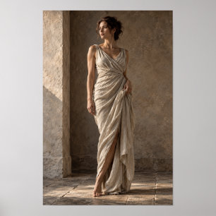 Póster Mujer con túnica de marfil fluyendo junto a column