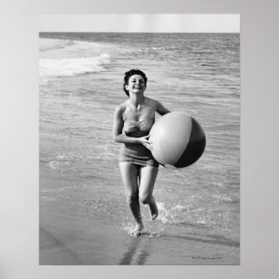 Póster Mujer con una pelota de playa