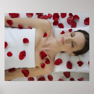 Póster Mujer cubierta de pétalos de flores sobre masaje