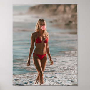 Póster Mujer de bikini rojo en el océano Burbuja de chicl