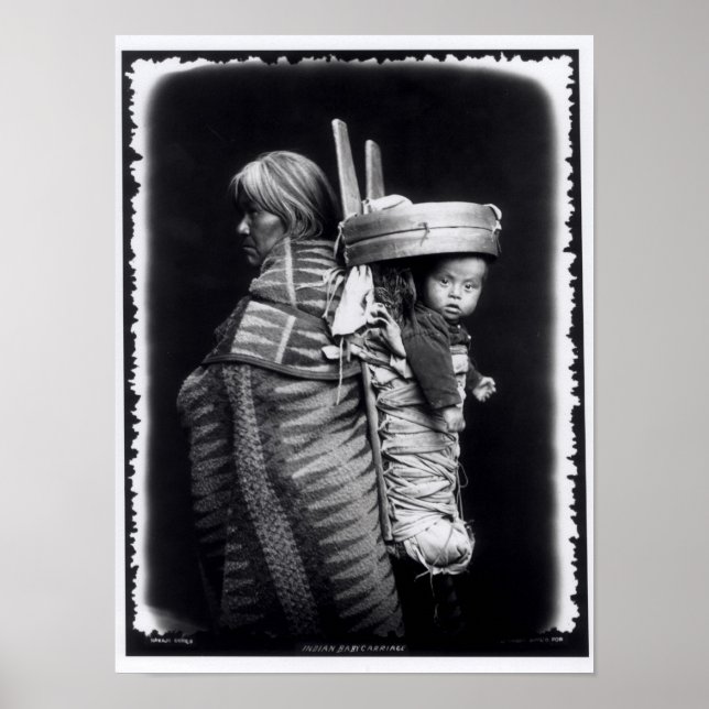 Póster Mujer de Navaho cargando un palo en su espalda (Frente)